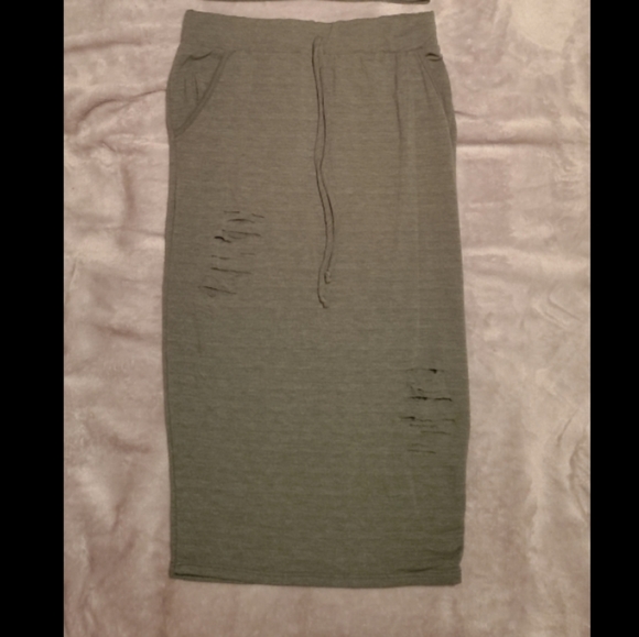 Fashion Nova Green Crop Top & Long Skirt Set!! - Picture 3 of 3